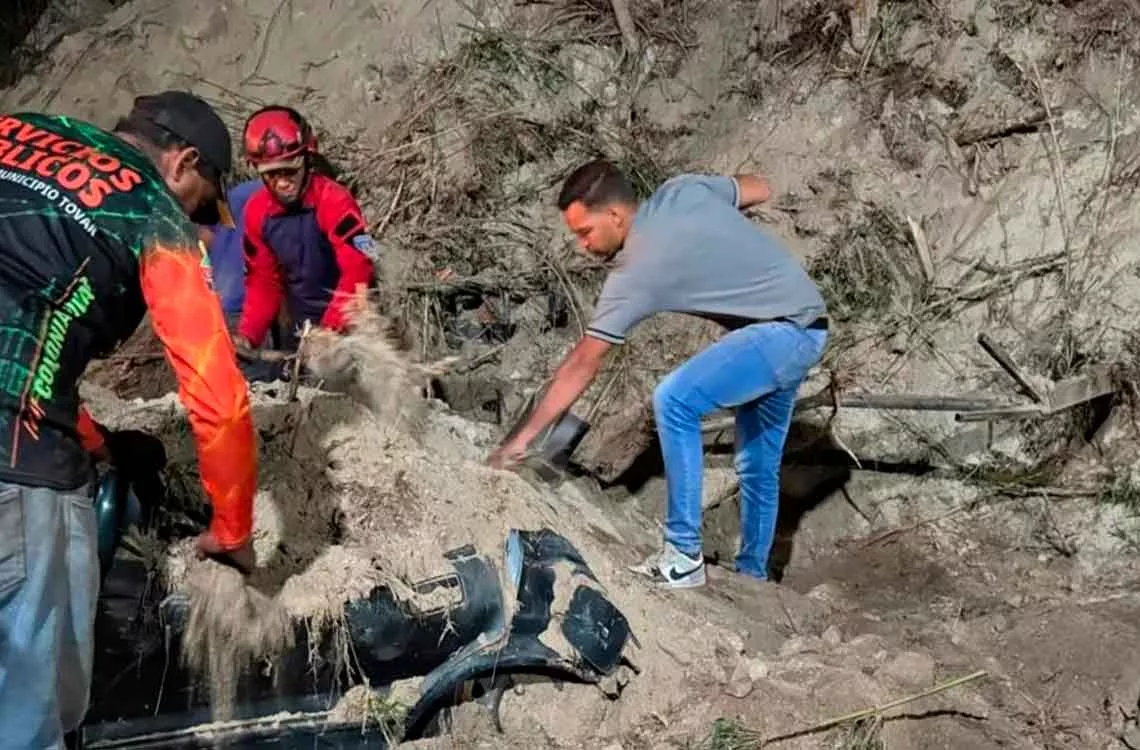 Tres vehículos tapiados por deslizamiento de tierra en la Colonia Tovar