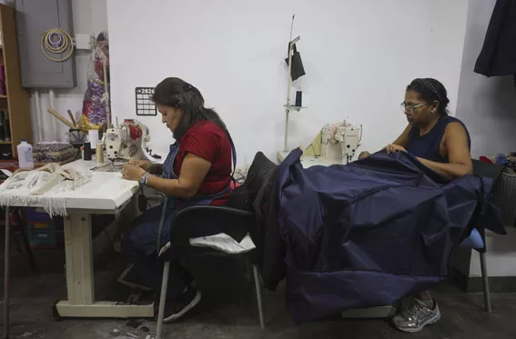 Diseñadora de moda venezolana confecciona bolsas mortuorias tras terremotos en Venezuela
