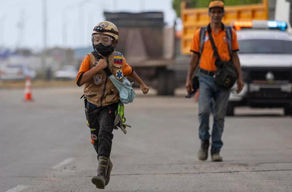 El "topito" venezolano: Un niño de 10 años asiste en labores de ayuda y salva mascotas tras los sismos en La Guaira