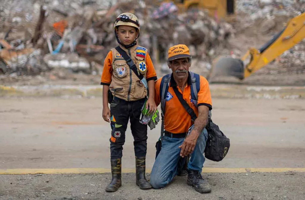 El "topito" venezolano: Un niño de 10 años asiste en labores de ayuda y salva mascotas tras los sismos en La Guaira