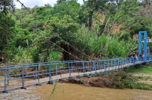 Evalúan daños en puente del sector El Almorzadero tras fuertes precipitaciones