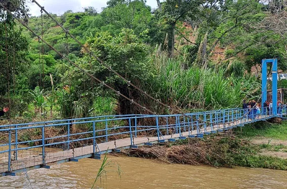 Evalúan daños en puente del sector El Almorzadero tras fuertes precipitaciones