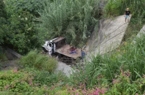 Joven pierde la vida tras volcarse un camión