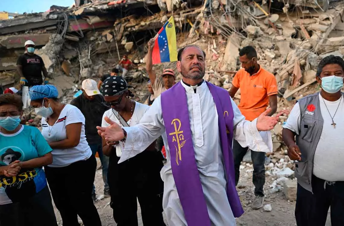 Entre oraciones y un minuto de silencio recordaron a víctimas del doble terremoto