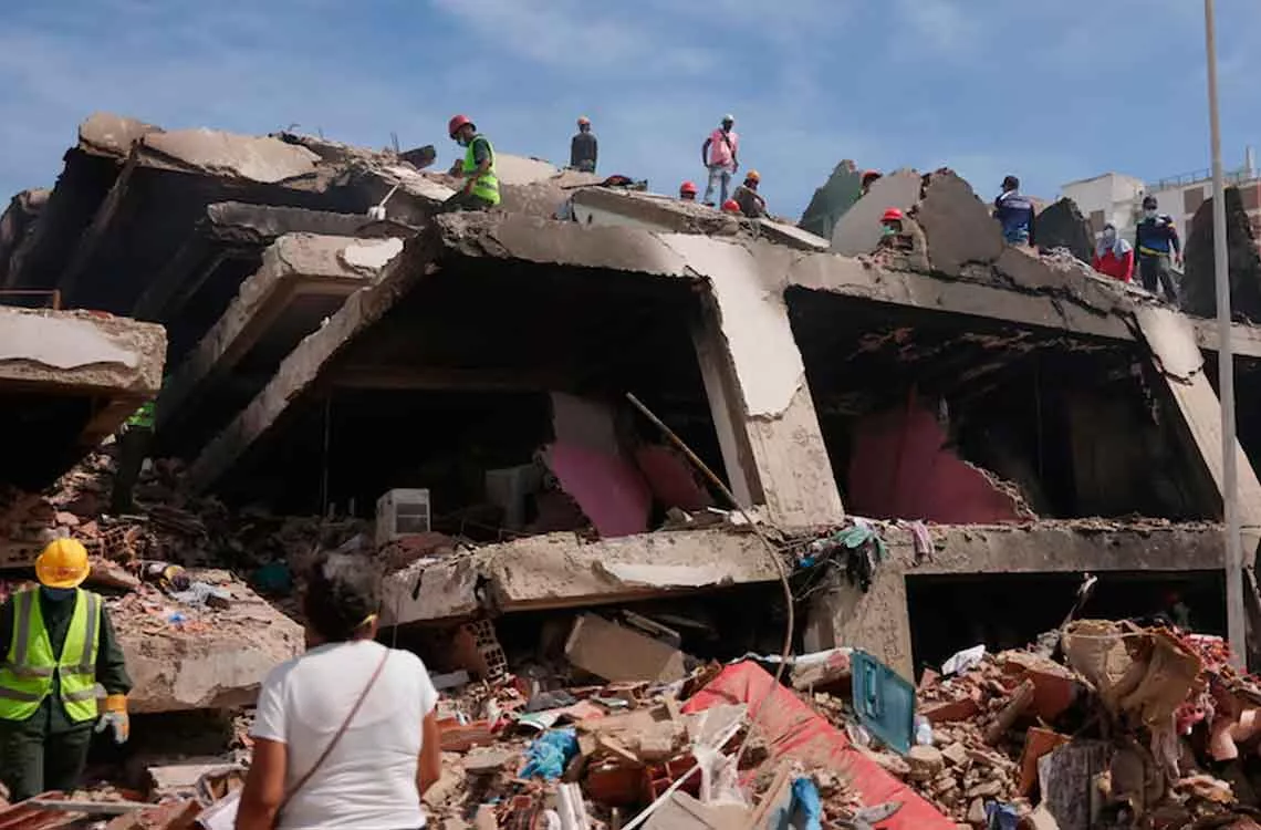 Localizaron autobús que resultó aplastado por los escombros de la OPPE-26 en La Guaira