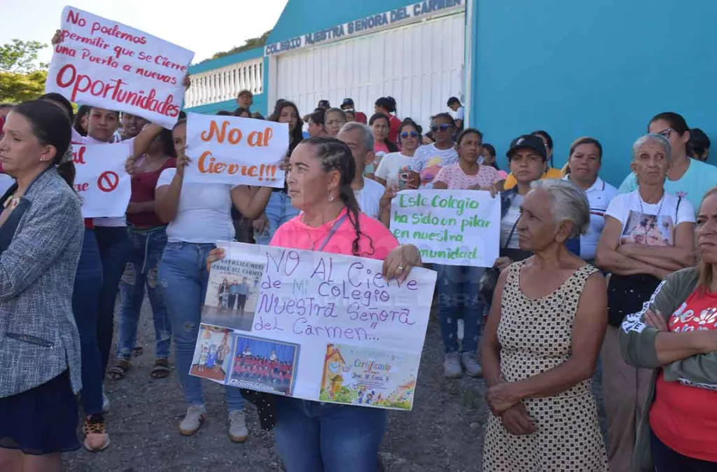 Padres piden evitar cierre de Colegio Nuestra Señora del Carmen