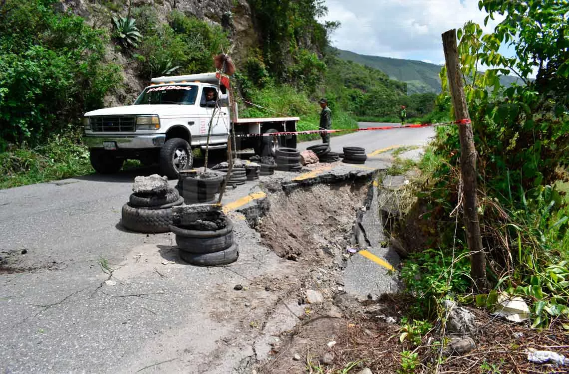 Rio Claro en riesgo de quedar incomunicado por derrumbe vial