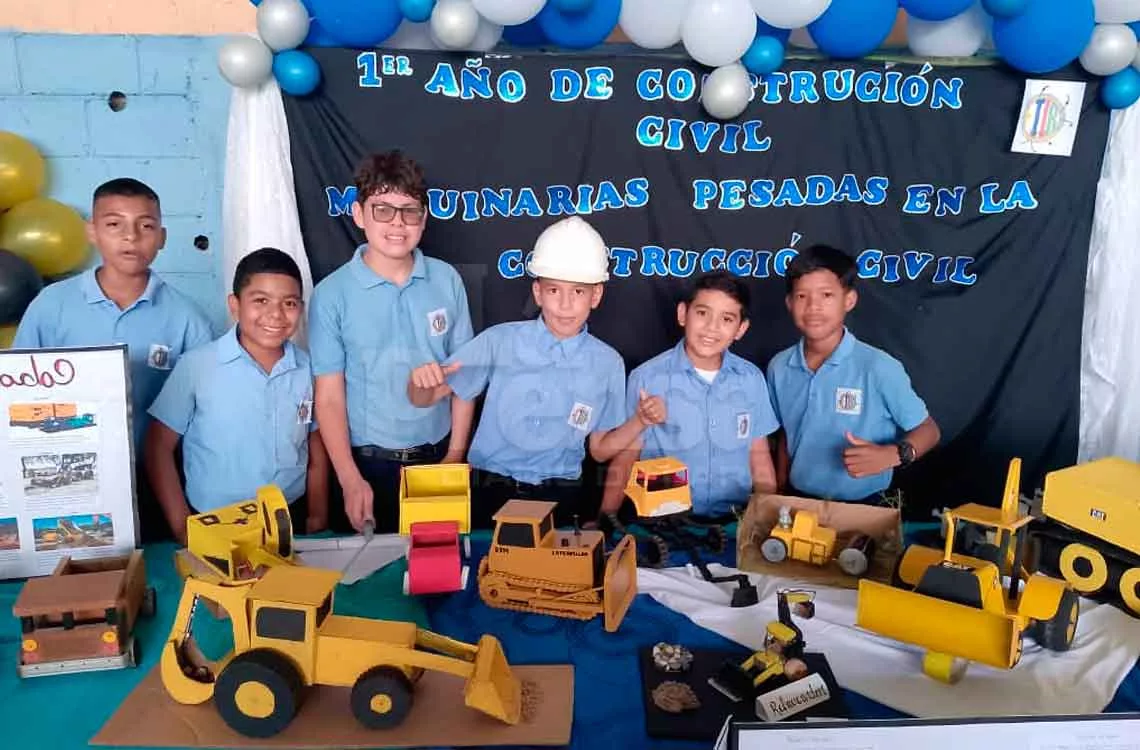 Alumnos se interesan por aprender sobre las ciencias