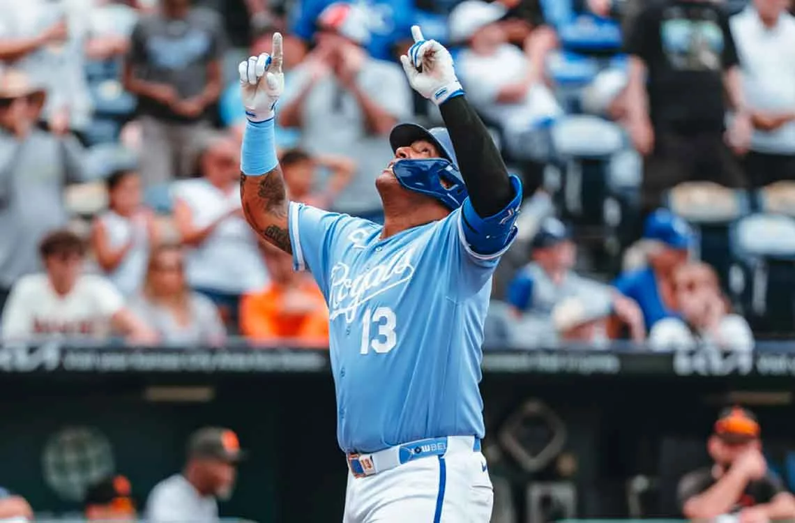 Salvador Pérez empata récord histórico de jonrones de George Brett con los Reales de Kansas City