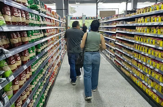 Supermercados abastecidos para atender la emergencia