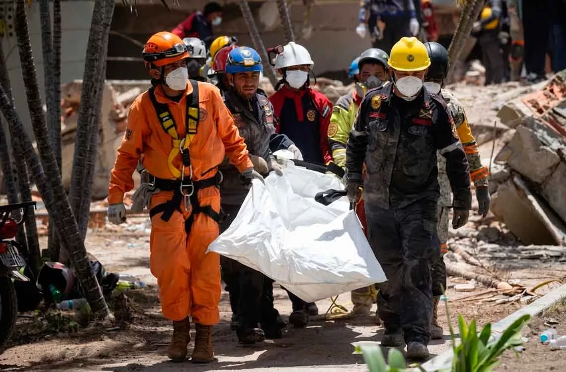 Búsqueda de sobrevivientes del sismo se enfoca en rescatar cuerpos con dignidad