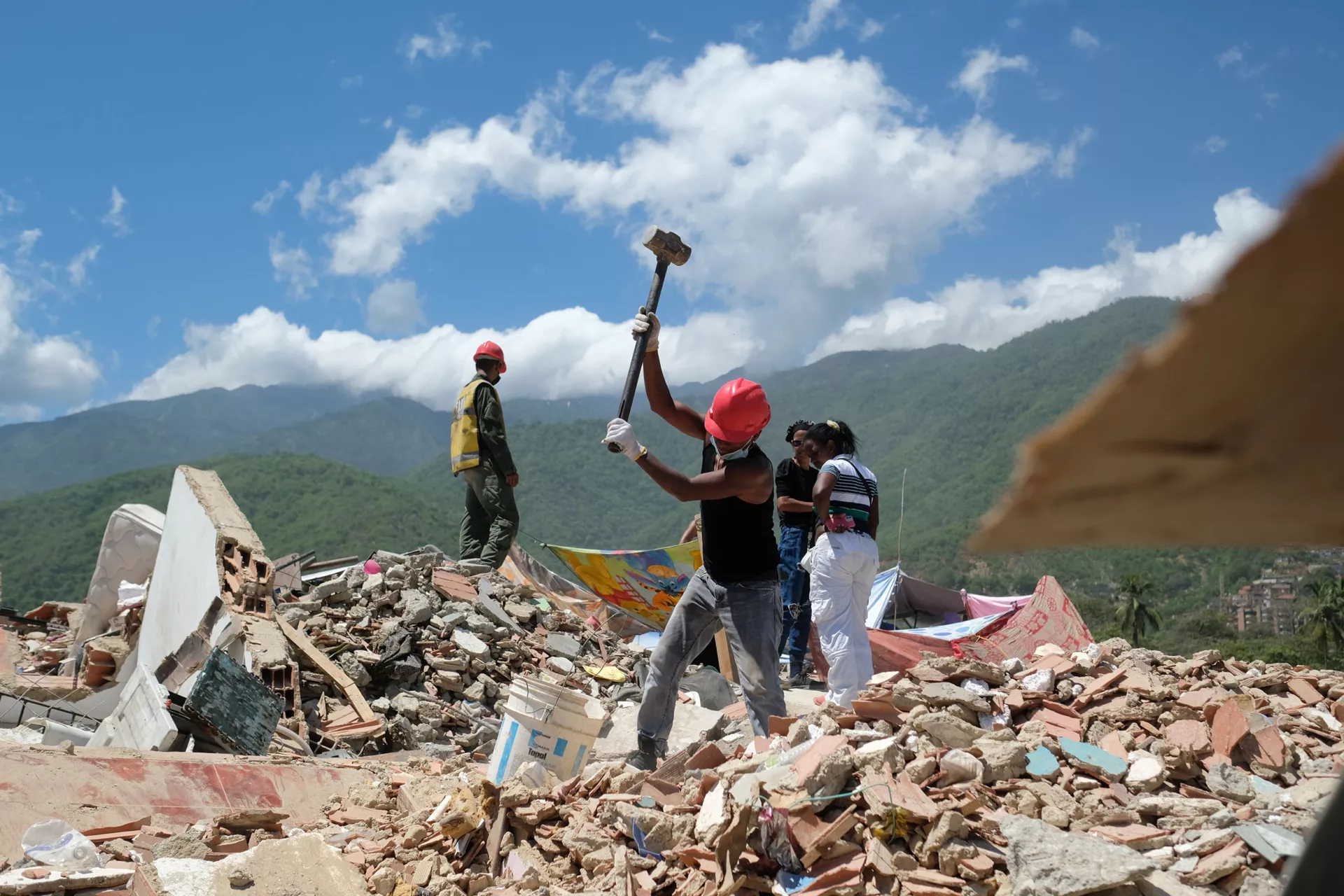 Sube a 4.930 las víctimas fatales tras terremotos del 24 de junio