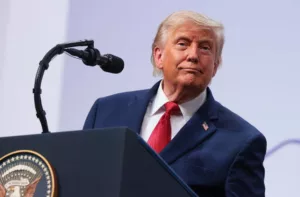 Trump desmiente cierre de Ormuz tras escalada de ataques contra Irán