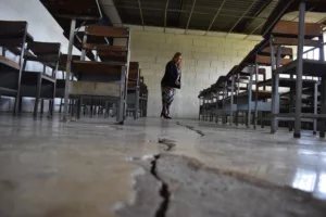 Rectora de la UPTAEB muestra las grietas