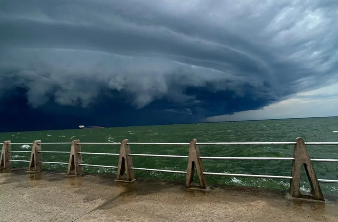 Captan tromba marina en el lago de Maracaibo en medio de fuertes precipitaciones