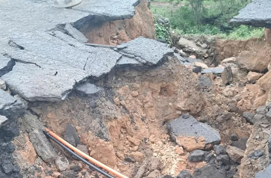 Colapso total en Aguada Grande: Lluvias terminan de ceder la vía principal y complican el paso alterno