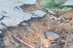 Colapso total en Aguada Grande: Lluvias terminan de ceder la vía principal y complican el paso alterno