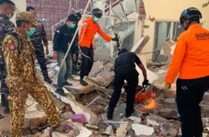 El terremoto de 7,7 en Indonesia deja al menos 87 muertos y 150.000 evacuados tras una semana de la tragedia
