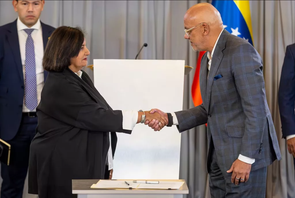 Gobierno estrechan manos 1