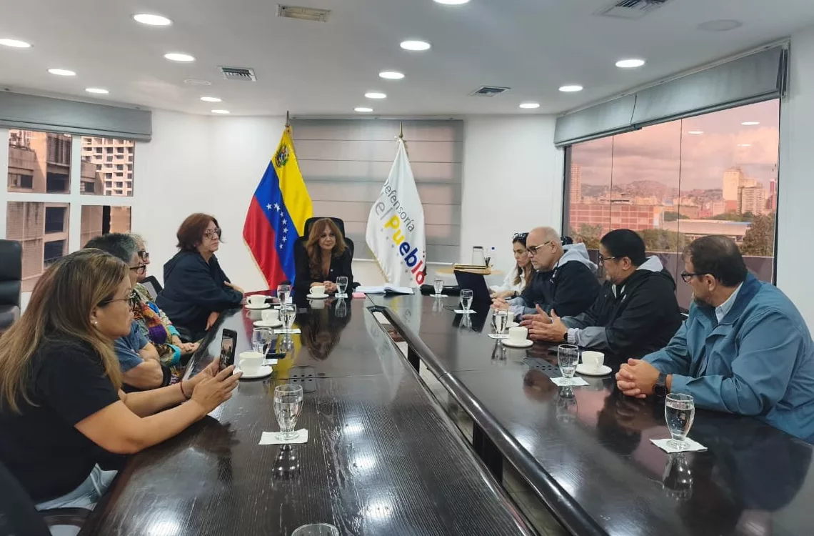 Gremios universitarios acuden a la Defensoría del Pueblo para exigir soluciones a la crisis salarial