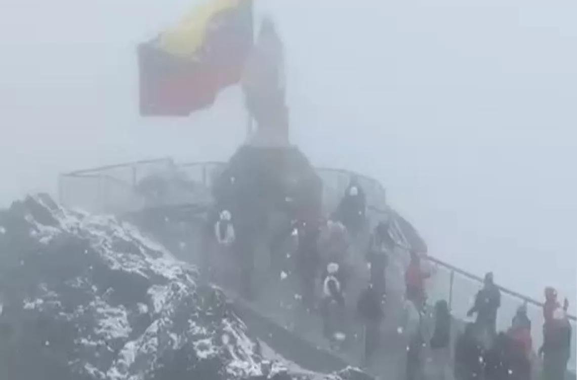 Intensa nevada cubre de blanco el Pico Espejo en Mérida