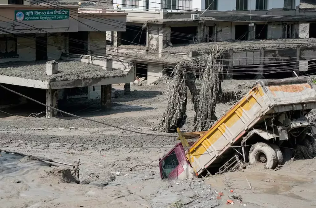 Inundaciones en Nepal: ascienden a 270 los fallecidos tras crecida del río Bhotekoshi