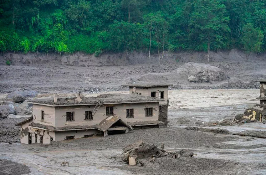 Aumentan a 939 los muertos y baja la cifra de desaparecidos tras la riada en Nepal