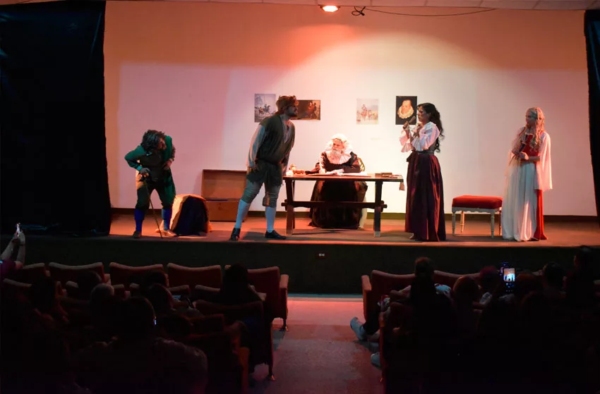 Con obra teatral celebran a periodistas