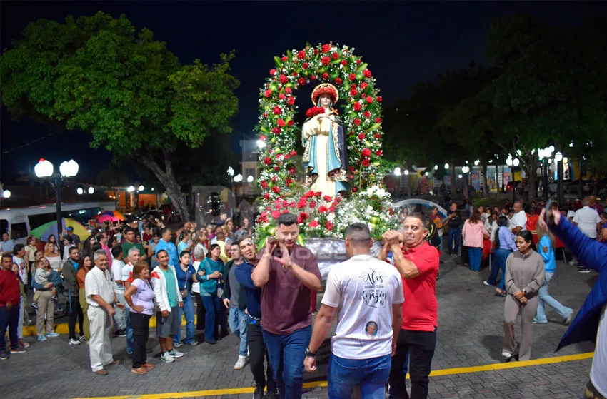 Feligreses piden paz para Venezuela en procesión con la virgen de Santa Rosa