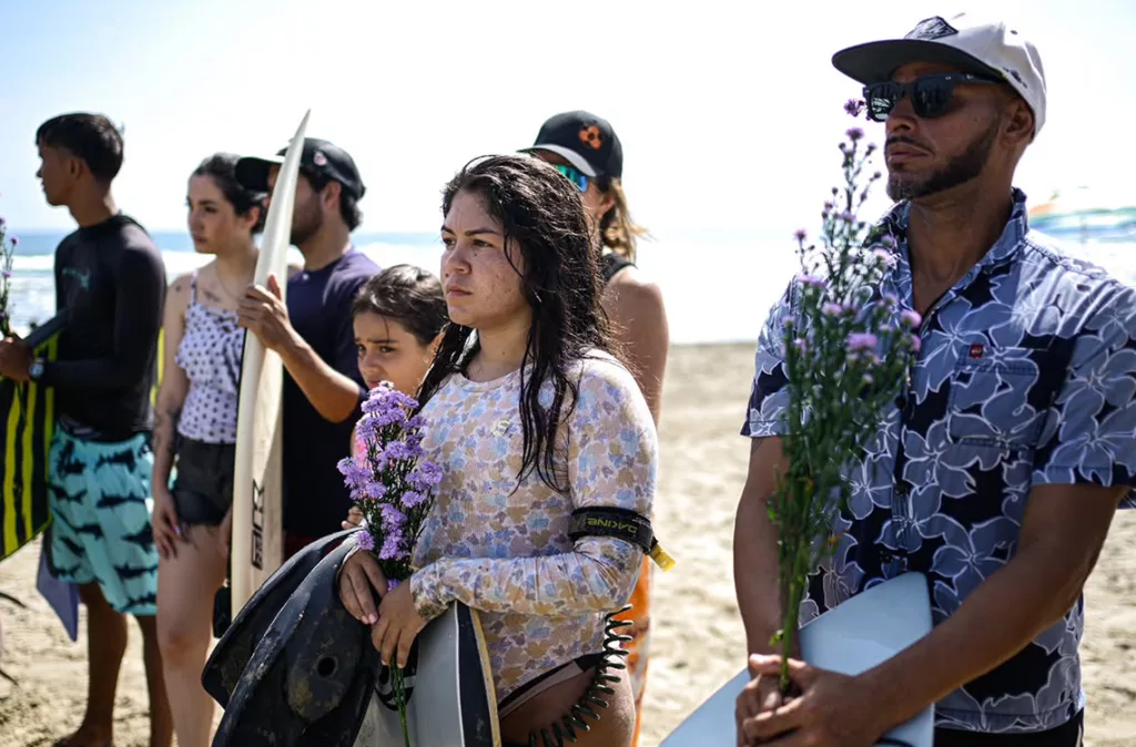 Surfistas regresan al mar para honrar a víctimas de los terremotos