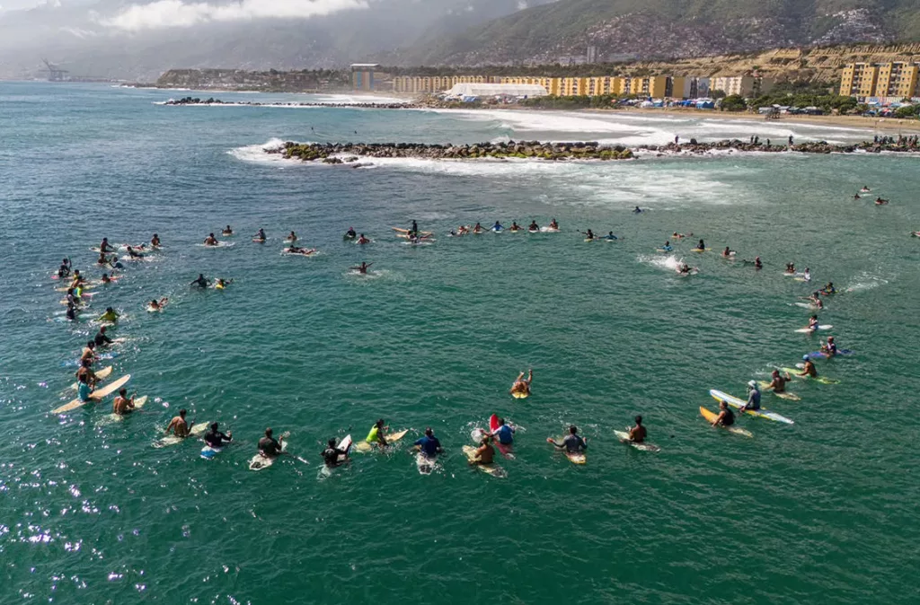 Surfistas regresan al mar para honrar a víctimas de los terremotos