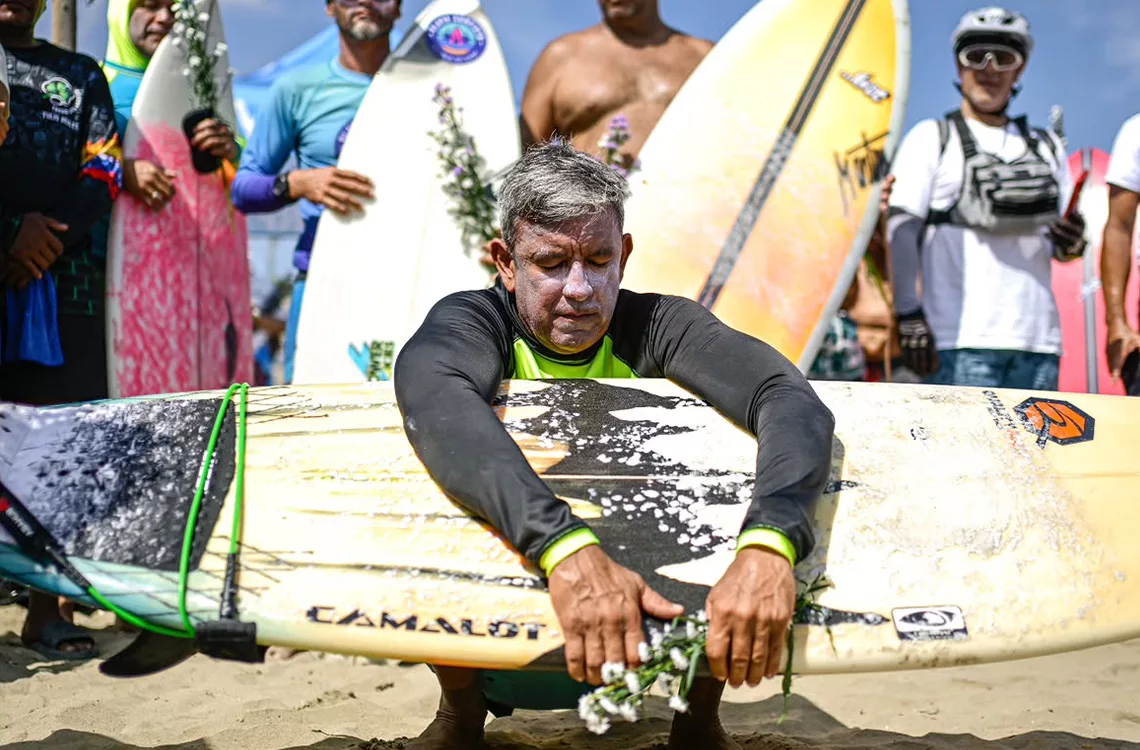 Surfistas regresan al mar para honrar a víctimas de los terremotos