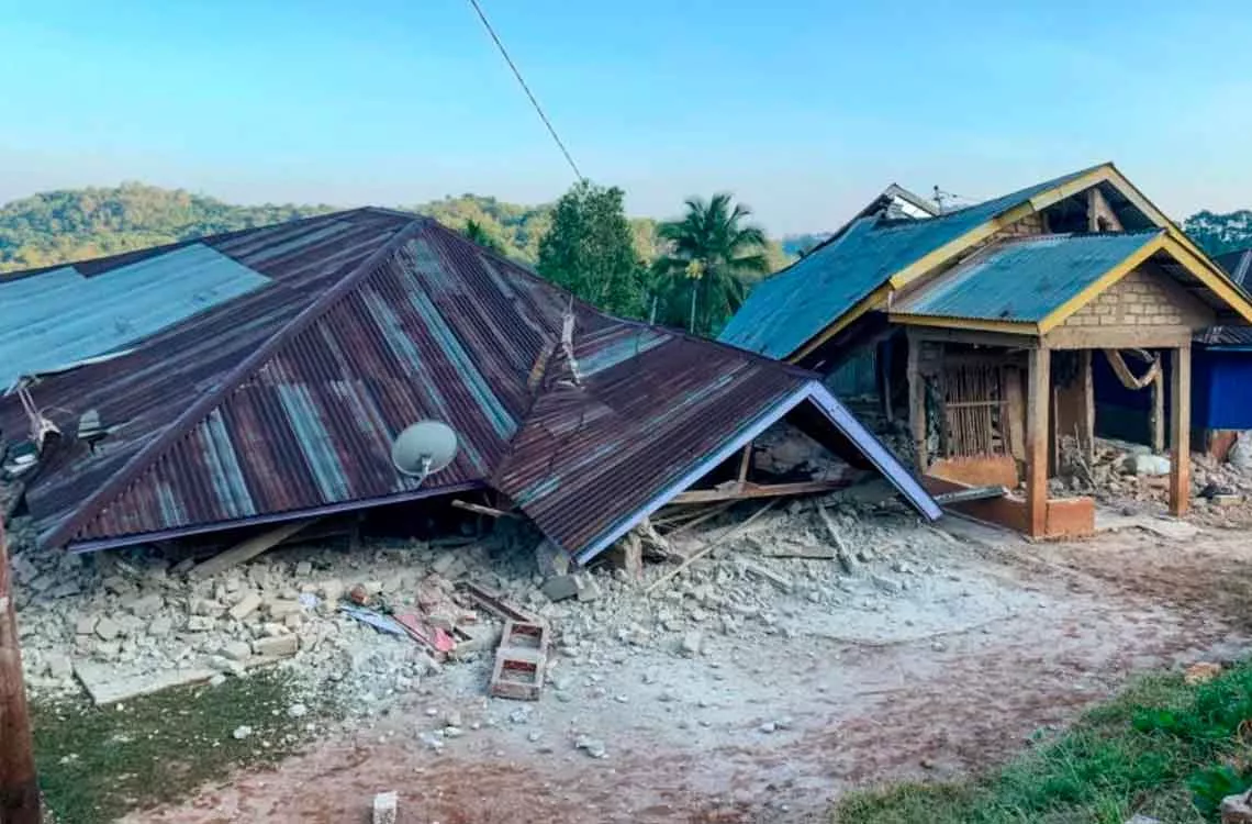 Al menos 40 muertos tras el terremoto de magnitud 7,7 en Indonesia