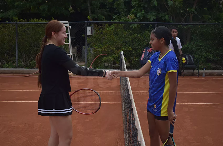 Niños y jóvenes brillan en el Festival de Tenis JTI