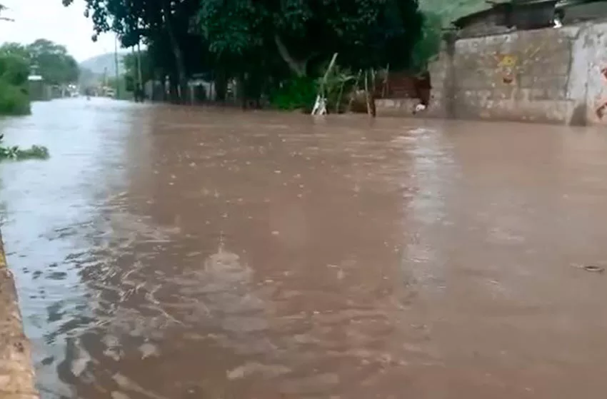 Situación precaria viven los vecinos del sector 14 de Las Clavellinas con las lluvias