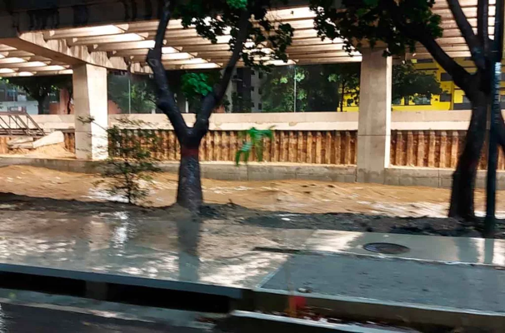 Fuertes lluvias causaron estragos en Caracas la madrugada de este #15Ago