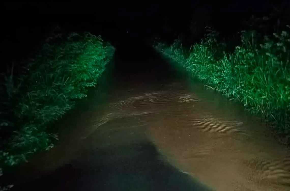 Crecida de quebrada Urama en Moroturo deja incomunicada a la comunidad y obliga el traslado de pacientes en un tractor