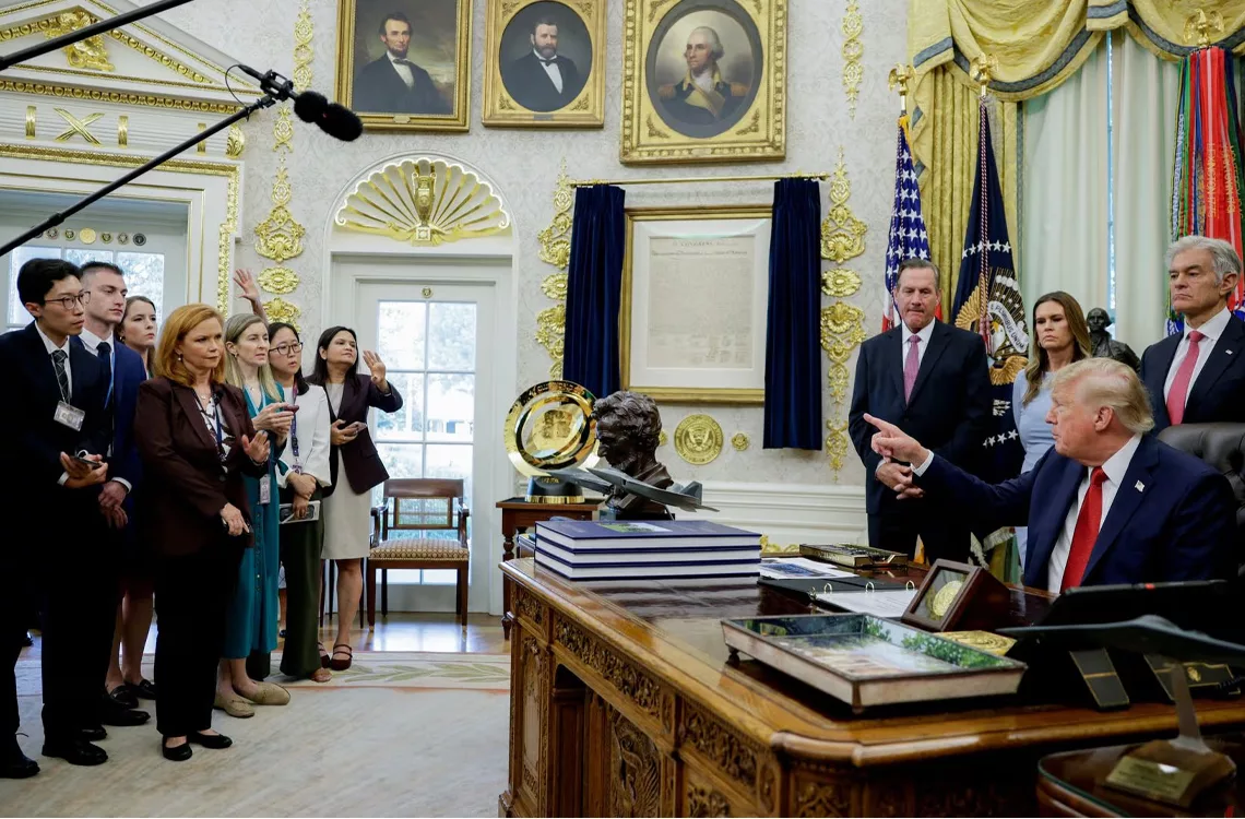 Cadenas de televisión de EE. UU. suspenden cobertura conjunta del presidente Trump tras veto a varios medios