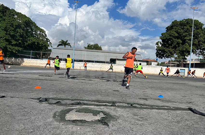 Escuela de Fútbol Deportivo Iribarren pide mejorar la cancha de San Francisco