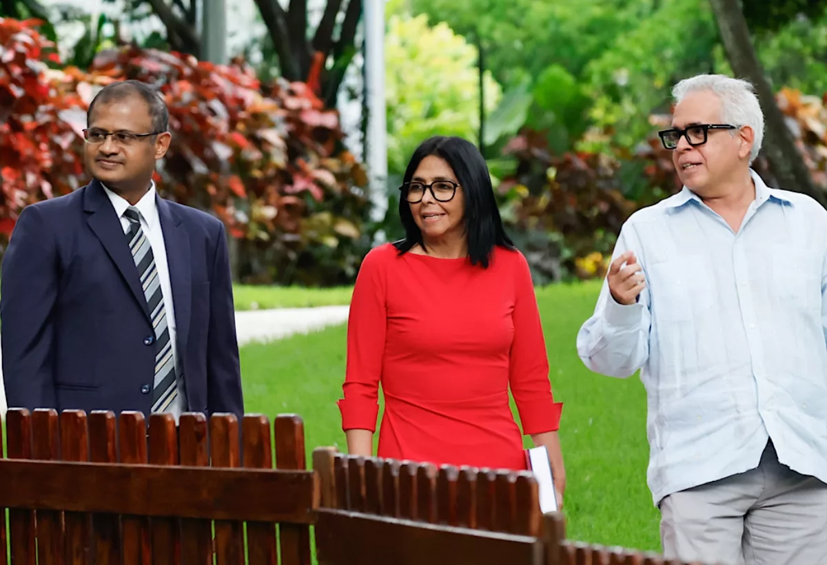 Delcy Rodríguez firmó acuerdo para recuperar zoológicos públicos en Venezuela
