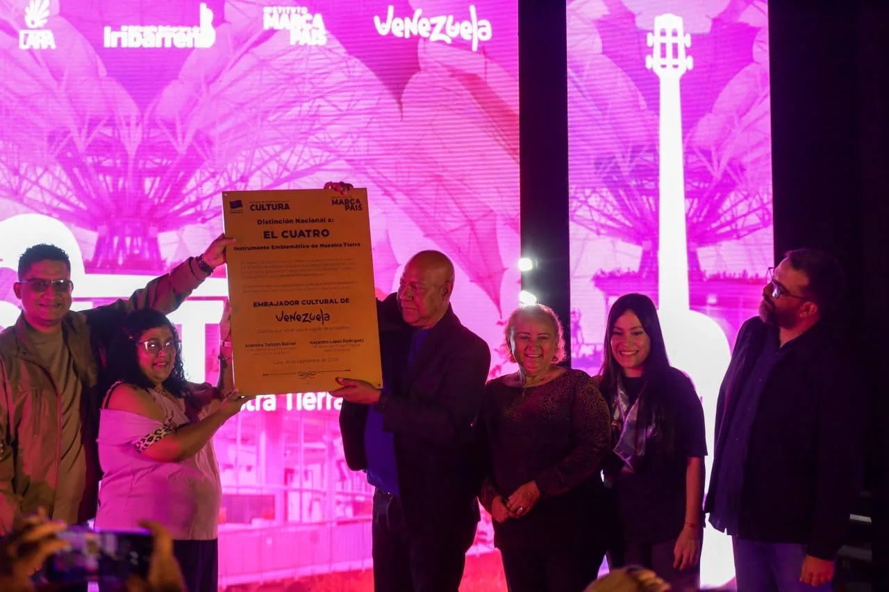Gobernador de Lara, Luis Reyes Reyes, recibiendo el certificado de 