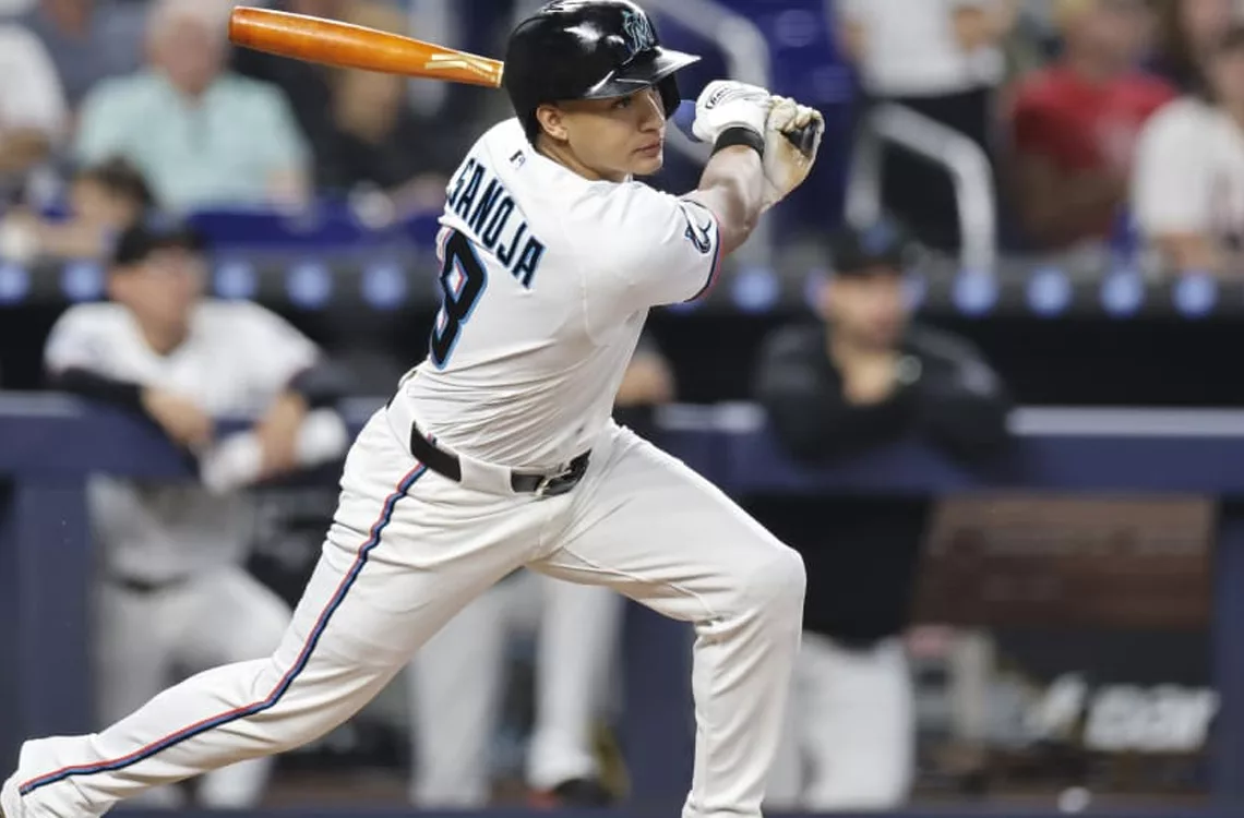 El utility venezolano Javier Sanoja consolida su momento ofensivo con los Marlins