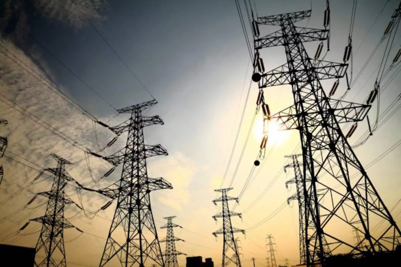 Ministro de Energía Eléctrica anunció plan para incorporar 1.300 megavatios al SEN para estabilizar crisis eléctrica