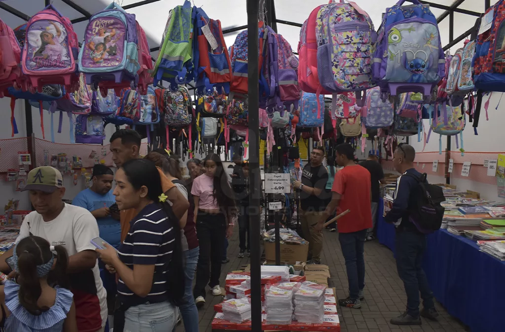 Familias barquisimetanas recurren a ferias escolares para optimizar gastos ante el inicio de clases