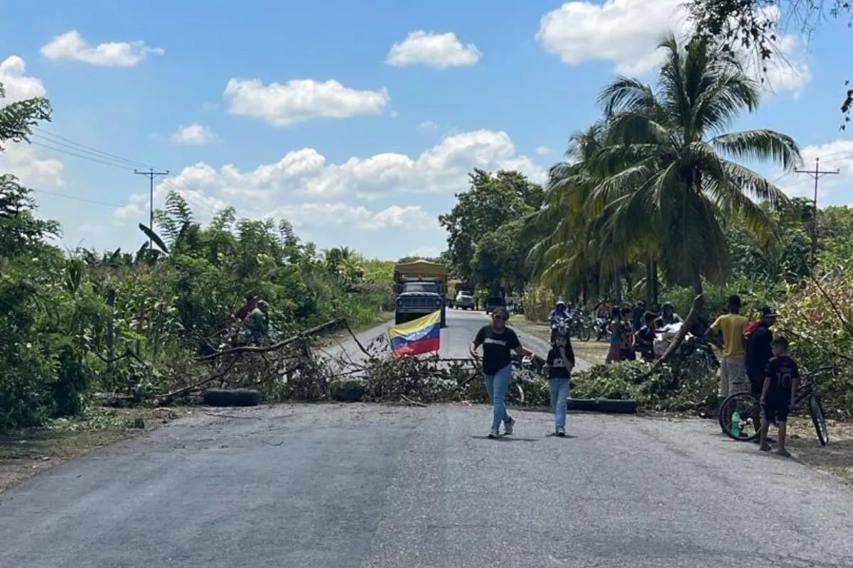 Habitantes de Payara trancan vía principal en protesta por fallas eléctricas y deterioro de servicios