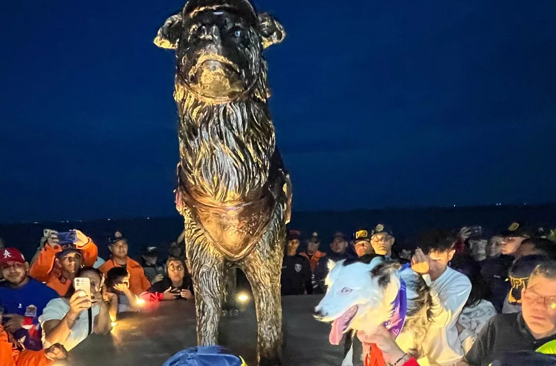 Inauguran estatua de Tsunami en Maracaibo para reconocer su destacada labor de rescate