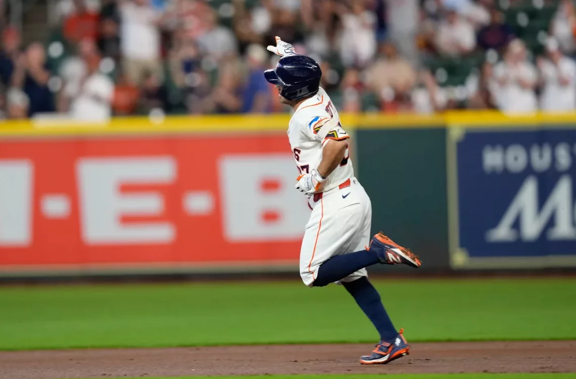 José Altuve acaricia los 2.500 hits en las Grandes Ligas
