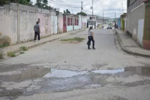Bote de aguas blancas afecta a habitantes del Barrio El Carmen