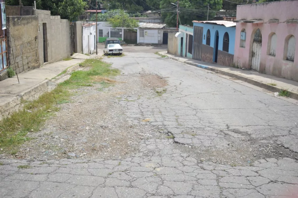Bote de aguas blancas afecta a habitantes del Barrio El Carmen