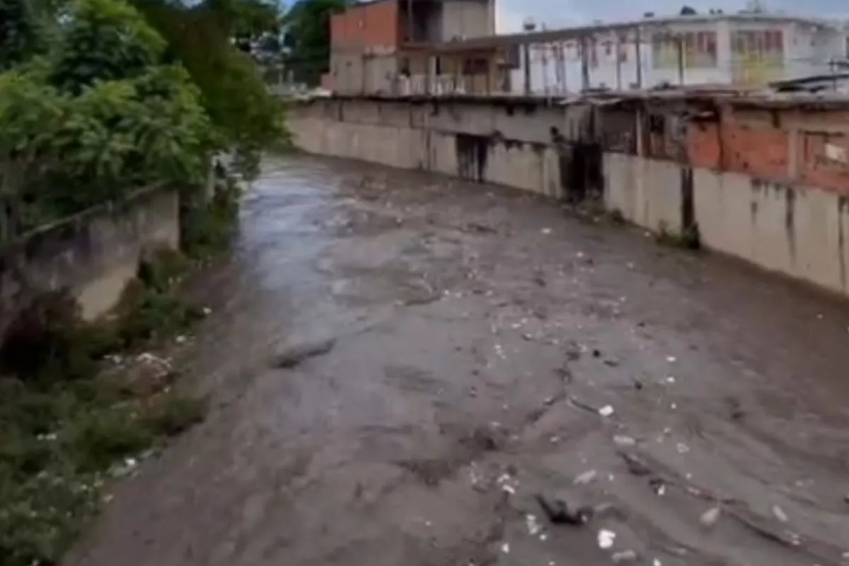 Lluvias desbordan la quebrada “La Culebra” en Guanta y arrastran toneladas de basura
